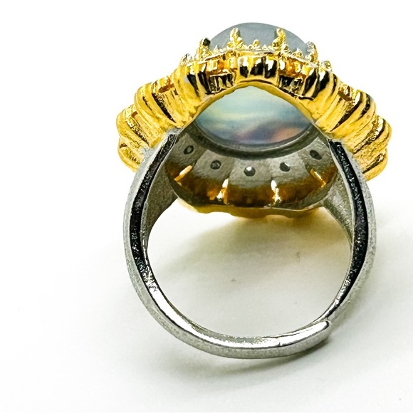 NWOT Gorgeous large cocktail ring with blue stone adjustable size - Picture 13 of 15
